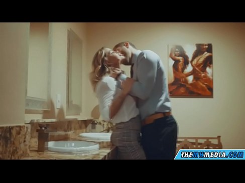 ❤️ Όταν μια πλούσια ξανθιά σε αποπλανεί σε μια δημόσια τουαλέτα ❌ Γαμημένο βίντεο ❤